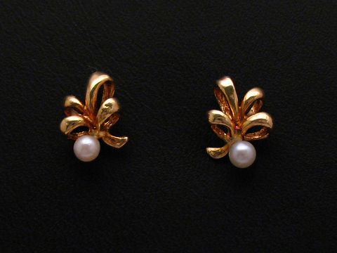 Ohrringe Blatt - Gold 585 - verschlungen - Zuchtperle, zeitloses Design von Juwelier Harnisch, elegante Perlen Ohrringe für besondere Anlässe oder den Alltag.