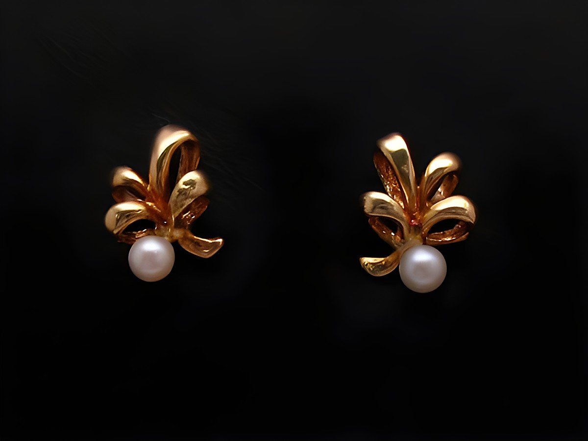 Ohrringe Blatt - Gold 585 - verschlungen - Zuchtperle, zeitloses Design von Juwelier Harnisch, elegante Perlen Ohrringe für besondere Anlässe oder den Alltag.