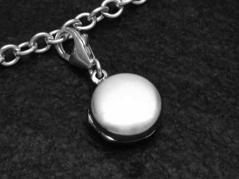 Charms Medaillon aus Sterling Silber mattiert mit einem Durchmesser von 15 mm, rund und elegant, gefertigt von Juwelier Harnisch, angehängt an einer feinen Kette.