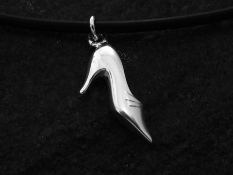Schuh - Sterling Silber Anhänger - Pumps, Hersteller: Juwelier Harnisch, detailreicher Anhänger in Form eines eleganten Pumps, glänzende Oberfläche, ideal für Schmuckliebhaber.