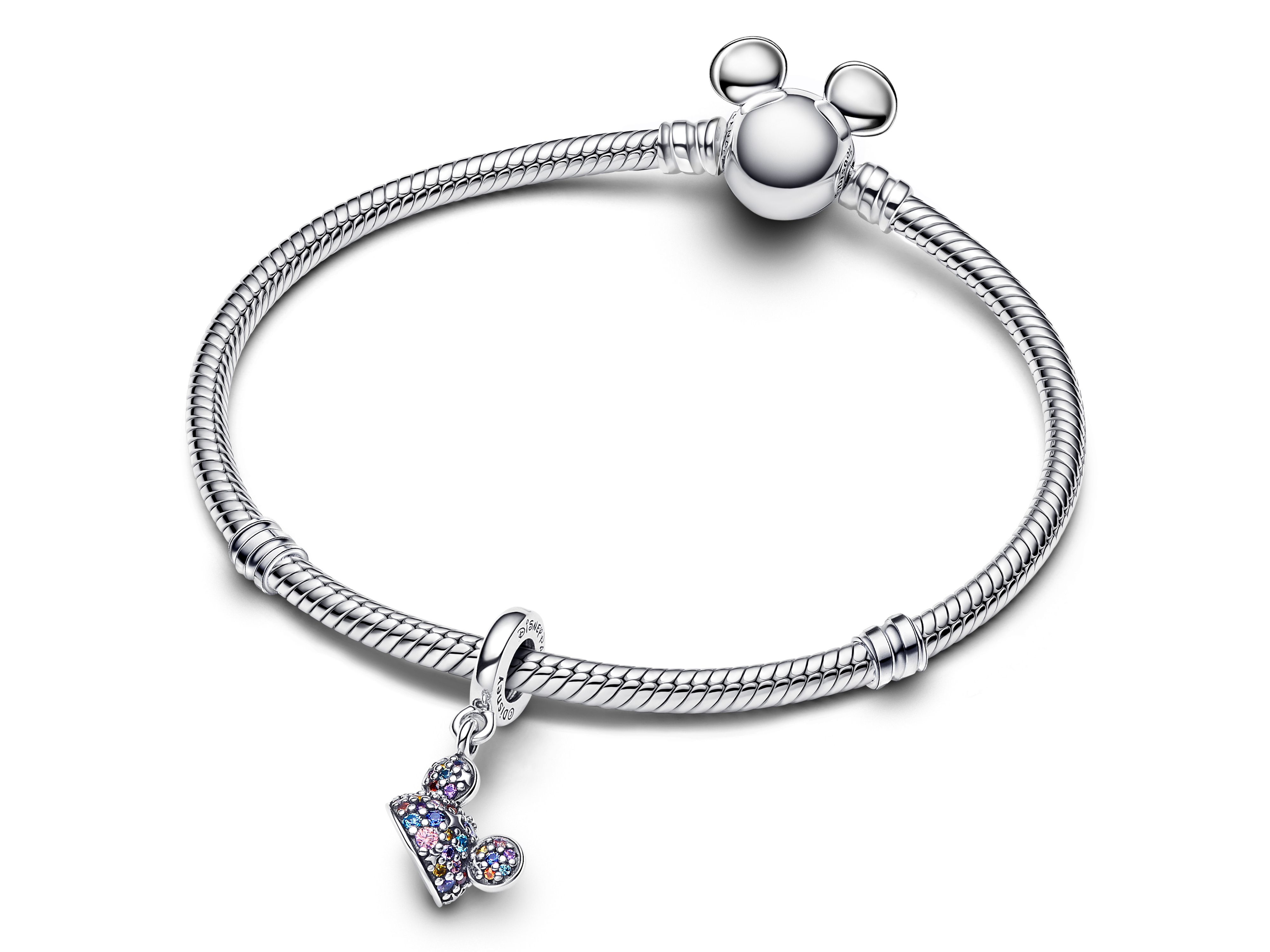 Armband aus Sterling Silber mit einem Mickey Maus Kopf als Verschluss und einem bunten Schmuckanhänger in Form einer Krone, inspiriert von 70 Jahren Disney Parks.