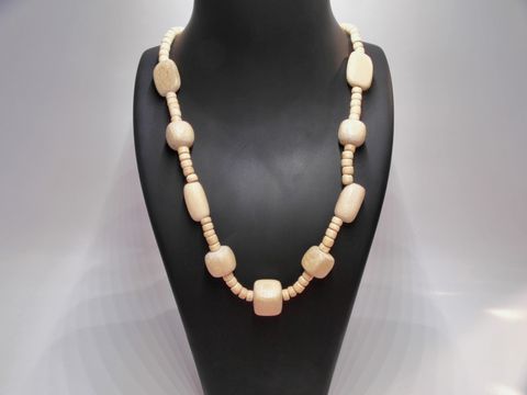 Holzkette Multiform 16 mm naturbraun 60 cm Holz Schmuck von Juwelier Harnisch, stilvolle und attraktive Halskette auf attraktivem Schmuckständer präsentiert.