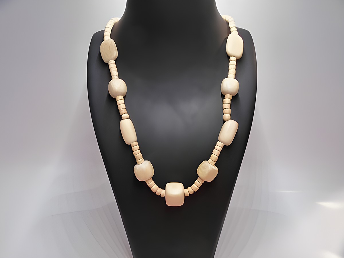 Holzkette Multiform 16 mm naturbraun 60 cm Holz Schmuck von Juwelier Harnisch, stilvolle und attraktive Halskette auf attraktivem Schmuckständer präsentiert.