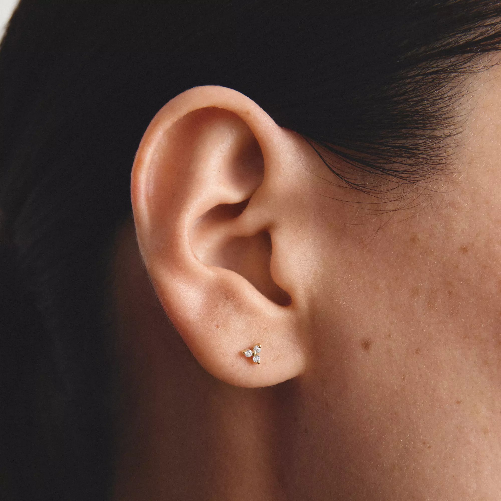 Thomas Sabo Ohrstecker mit weißem Zirkonia – vergoldet – 3,9 mm breit – Ansicht 4