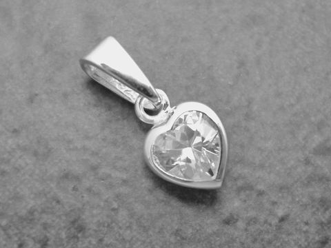 Anhänger Herz aus Sterling Silber mit niedlichem Zirkonia in weiß, Hersteller Juwelier Harnisch, Perlen & Steine. Ideal für elegante Akzente und als Geschenk.