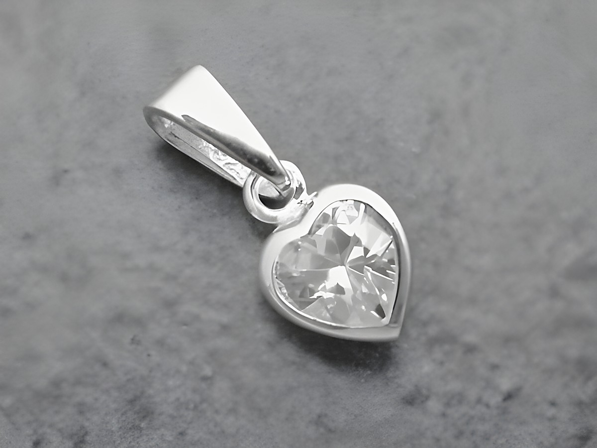 Anhänger Herz aus Sterling Silber mit niedlichem Zirkonia in weiß, Hersteller Juwelier Harnisch, Perlen & Steine. Ideal für elegante Akzente und als Geschenk.