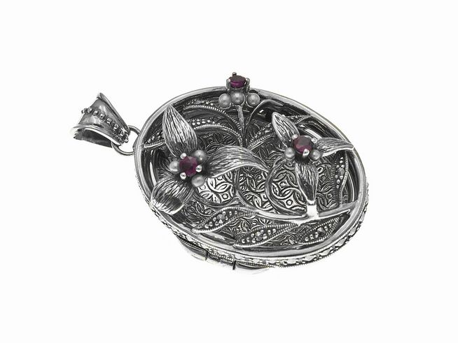 Medaillon aus Sterling Silber mit nostalgischem, königlichem Design, verziert mit filigranen Blumenmotiven und rubinfarbenen Steinen, Hersteller Juwelier Harnisch.