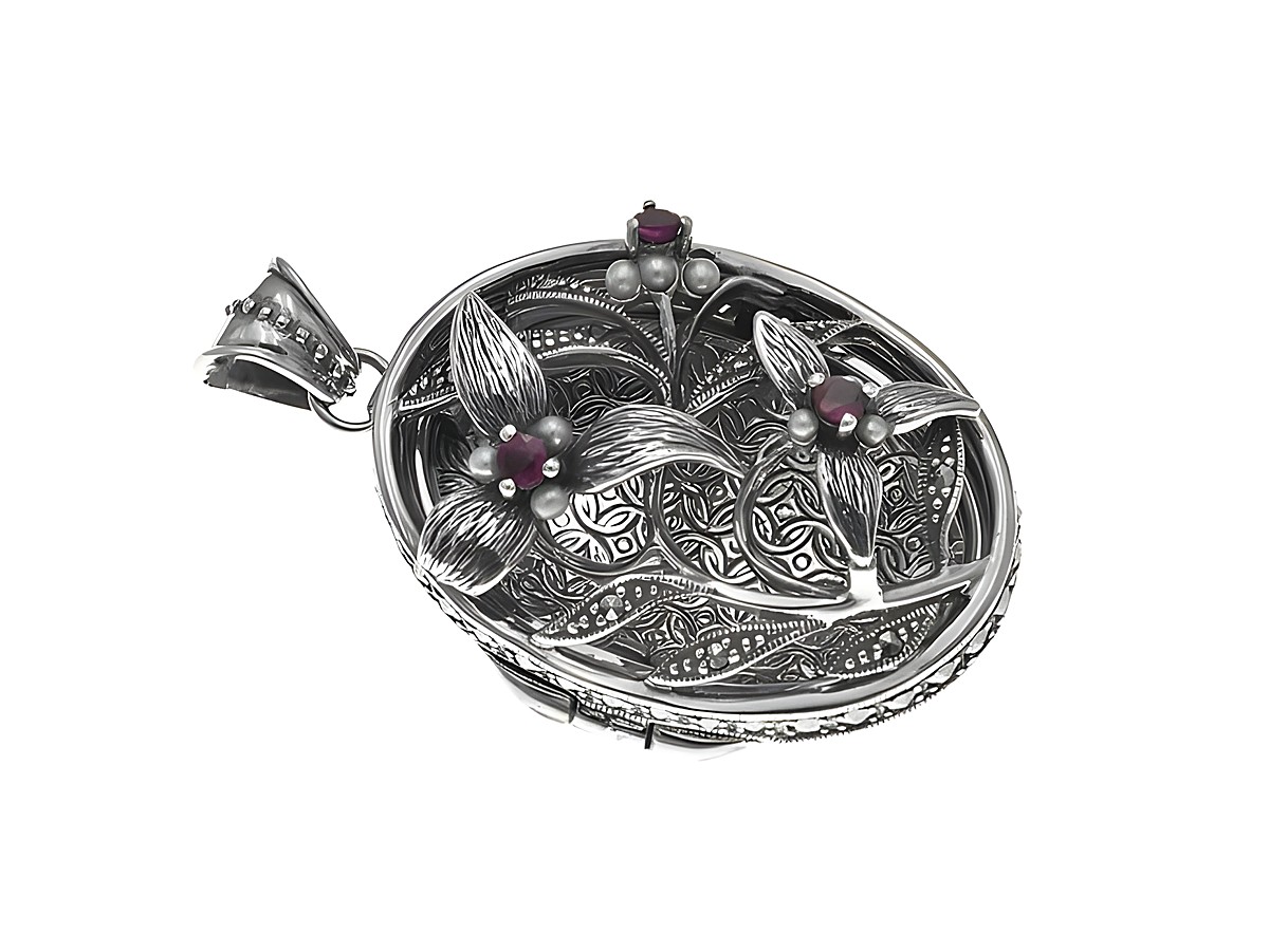 Medaillon aus Sterling Silber mit nostalgischem, königlichem Design, verziert mit filigranen Blumenmotiven und rubinfarbenen Steinen, Hersteller Juwelier Harnisch.