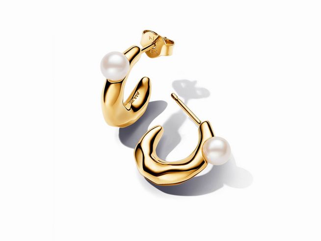 Süßwasserzuchtperlen und organisch geformte Ohrringe in Gelbgold vergoldet von Pandora, elegant und modern mit einer einzigartigen Struktur und strahlenden Perlen.