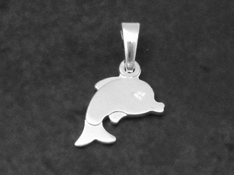 Delfin Silber Anhänger süß teilmattiert von Juwelier Harnisch zeigt einen stilisierten Delfin in dezentem Design, ideal für Tierliebhaber und als modisches Accessoire.