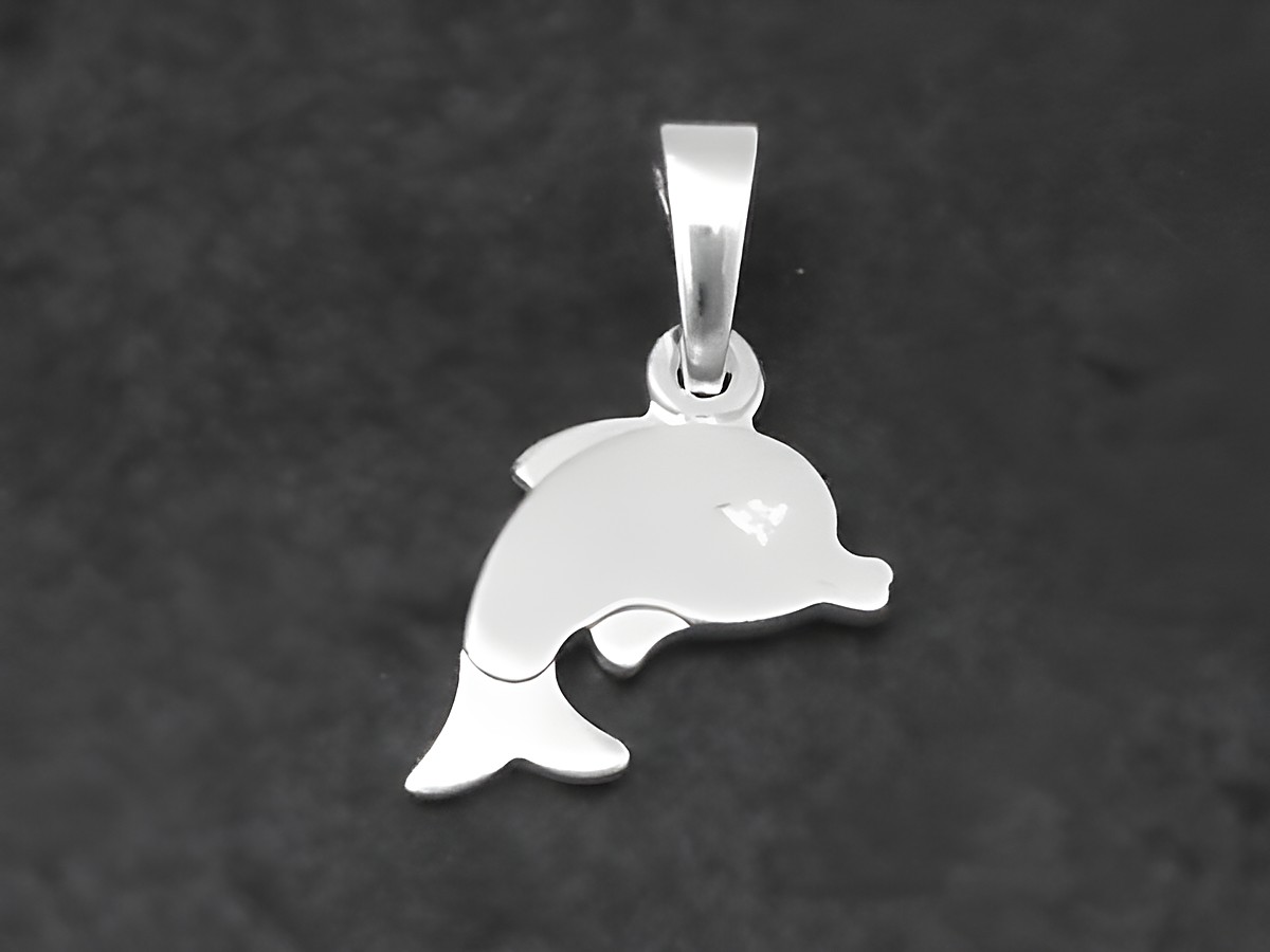 Delfin Silber Anhänger süß teilmattiert von Juwelier Harnisch zeigt einen stilisierten Delfin in dezentem Design, ideal für Tierliebhaber und als modisches Accessoire.