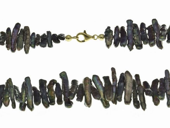 Perlenkette 42 cm aus auberginenfarbigen Süßwasser-Zuchtperlen, gefertigt von Juwelier Harnisch, bietet ein buntes, elegantes Design für jeden Anlass.