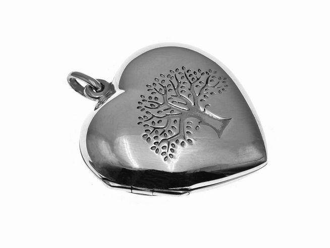 Medaillon Herz gewölbt aus Silber mit einem großen Lebensbaum. Hersteller Juwelier Harnisch. Schlichtes, elegantes Design. Ideal für persönliche Erinnerungen.
