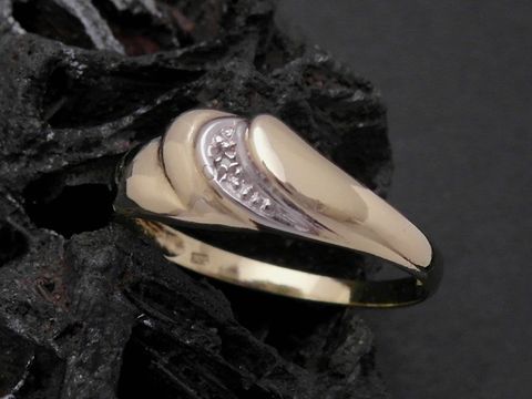 Kunstvoller Gold Ring aus bicolor Gold 333, verziert mit Diamanten, Größe 56, Hersteller Juwelier Harnisch, elegante Form für besonderen Anlass.