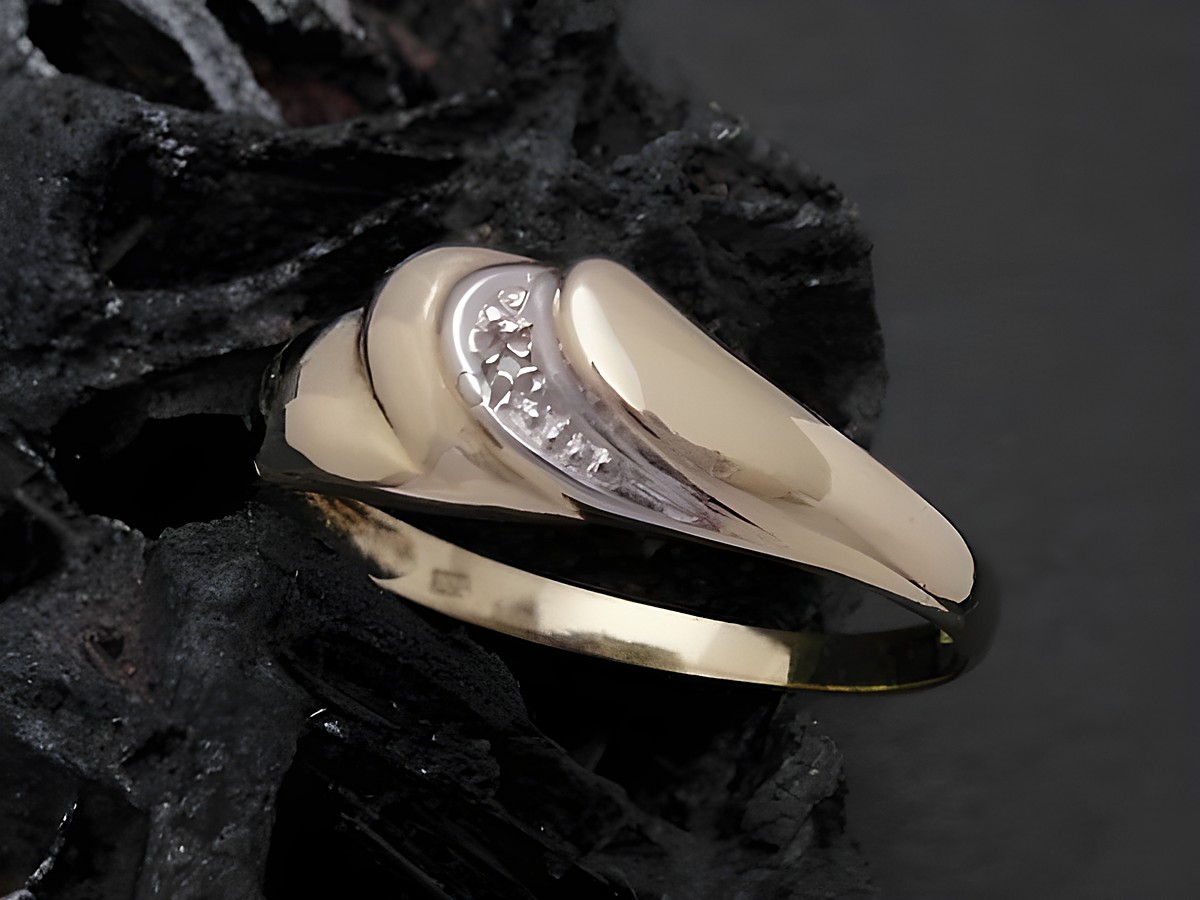 Kunstvoller Gold Ring aus bicolor Gold 333, verziert mit Diamanten, Größe 56, Hersteller Juwelier Harnisch, elegante Form für besonderen Anlass.