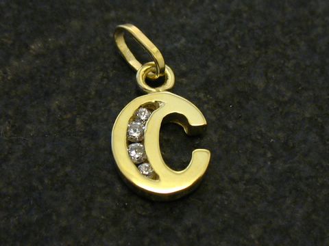 Goldener Anhänger in Form des Buchstabens C, verziert mit Zirkonia-Steinen, hergestellt vom Juwelier Harnisch. Elegantes und persönliches Accessoire für jeden Anlass.
