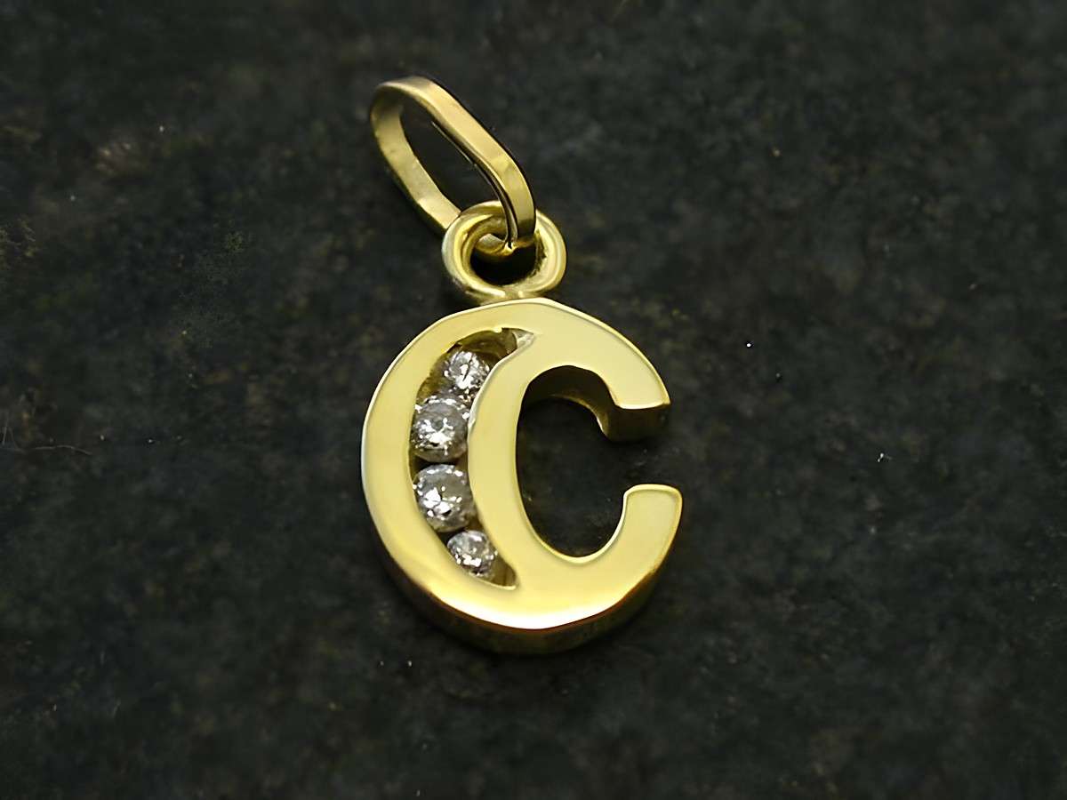 Goldener Anhänger in Form des Buchstabens C, verziert mit Zirkonia-Steinen, hergestellt vom Juwelier Harnisch. Elegantes und persönliches Accessoire für jeden Anlass.