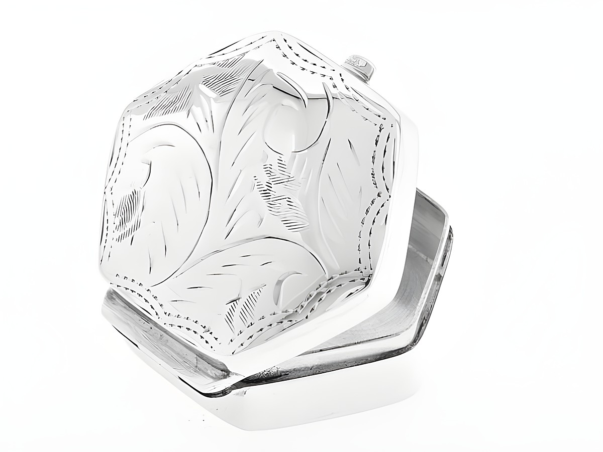 Sechsseitiges Prisma aus Silber 925, verspielt mit feiner Musterung, hergestellt von Juwelier Harnisch, ohne Stein, ideal als elegantes Accessoire oder Geschenk.