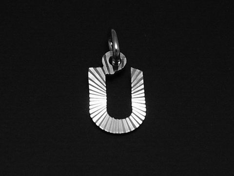 Silber Anhänger in Form des Buchstabens U mit Druck- und Diamantschliff von Juwelier Harnisch, ausgestattet mit einer Öse zum Aufhängen. Ideal für individuelle Schmuckstücke.