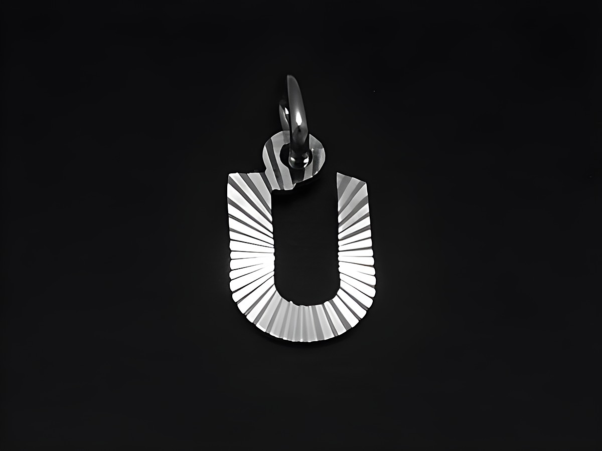 Silber Anhänger in Form des Buchstabens U mit Druck- und Diamantschliff von Juwelier Harnisch, ausgestattet mit einer Öse zum Aufhängen. Ideal für individuelle Schmuckstücke.