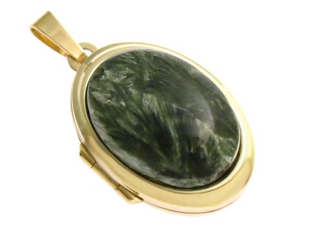 Serpentin Cabochon in ovaler Form, eingefasst in einem hochwertigen Gold 585 Medaillon, hergestellt von Juwelier Harnisch, edles Schmuckstück aus edlen Materialien.