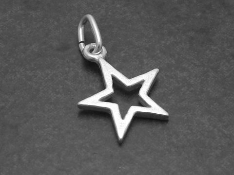 Silber Anhänger in Form eines Sterns, ideal für Kinderschmuck, hergestellt von Juwelier Harnisch, symbolisiert Sonne, Mond und Sterne. Perfekte Ergänzung für jede Schmuckkollektion.