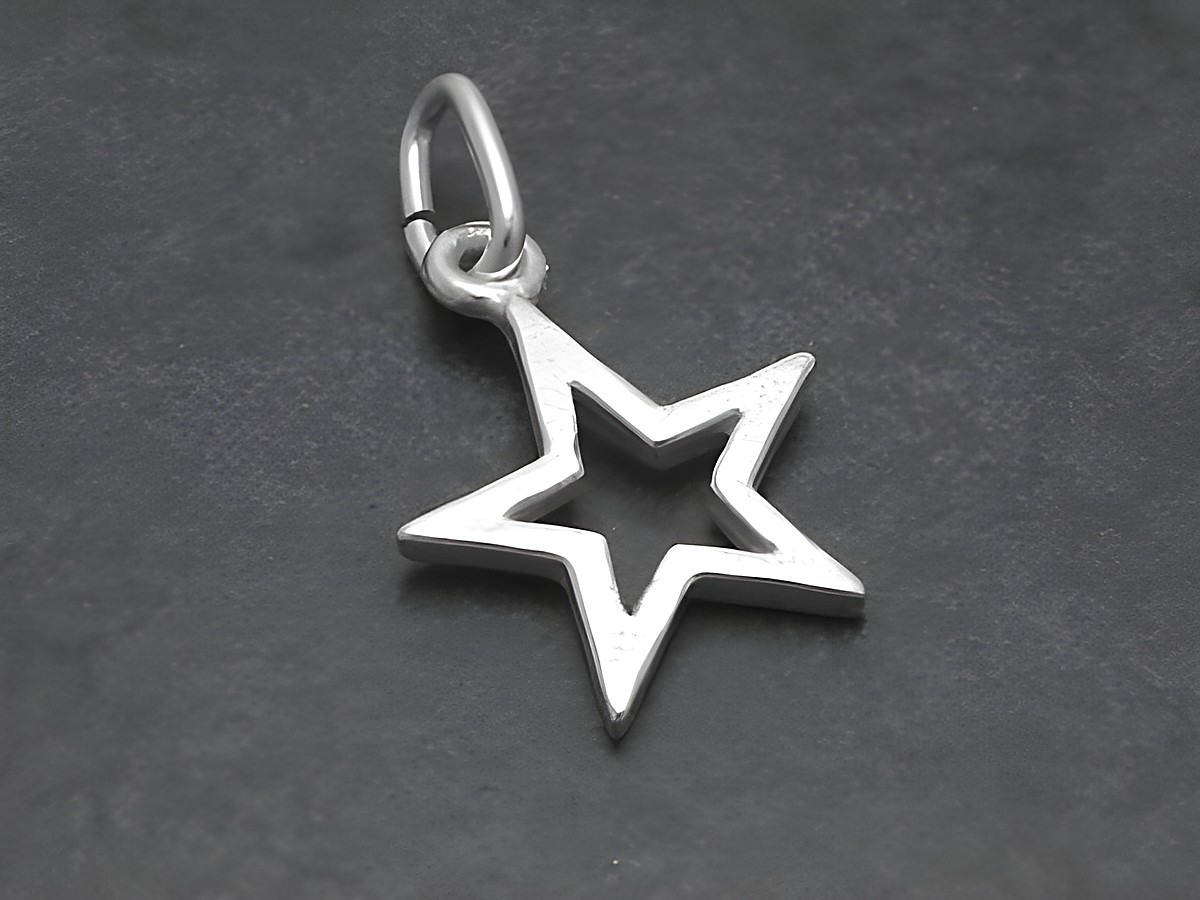 Silber Anhänger in Form eines Sterns, ideal für Kinderschmuck, hergestellt von Juwelier Harnisch, symbolisiert Sonne, Mond und Sterne. Perfekte Ergänzung für jede Schmuckkollektion.