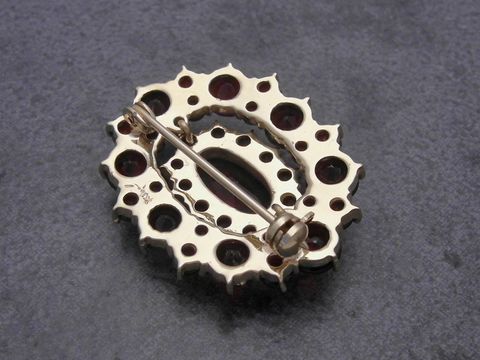 400546-1 Gold Brosche nostalgisch Gold 333 Granat Anstecknadel vom Hersteller Juwelier Harnisch, feine Detailarbeit und elegantes Design, ideal für besondere Anlässe.
