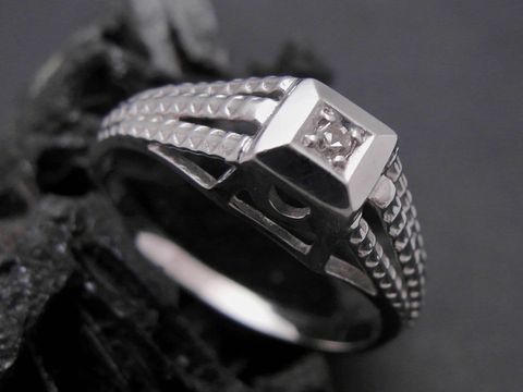 Gold Ring pompös aus Weißgold 585 mit Diamant, Goldring in Größe 59, Hersteller Juwelier Harnisch, bis Größe 60/19, elegantes Design und hochwertige Verarbeitung.