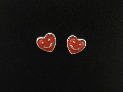 Silber Ohrstecker in Herzform, süß und poliert mit roter Emaille, Hersteller Juwelier Harnisch, ideal für Kinder. Perfekte Ergänzung für jedes Outfit.