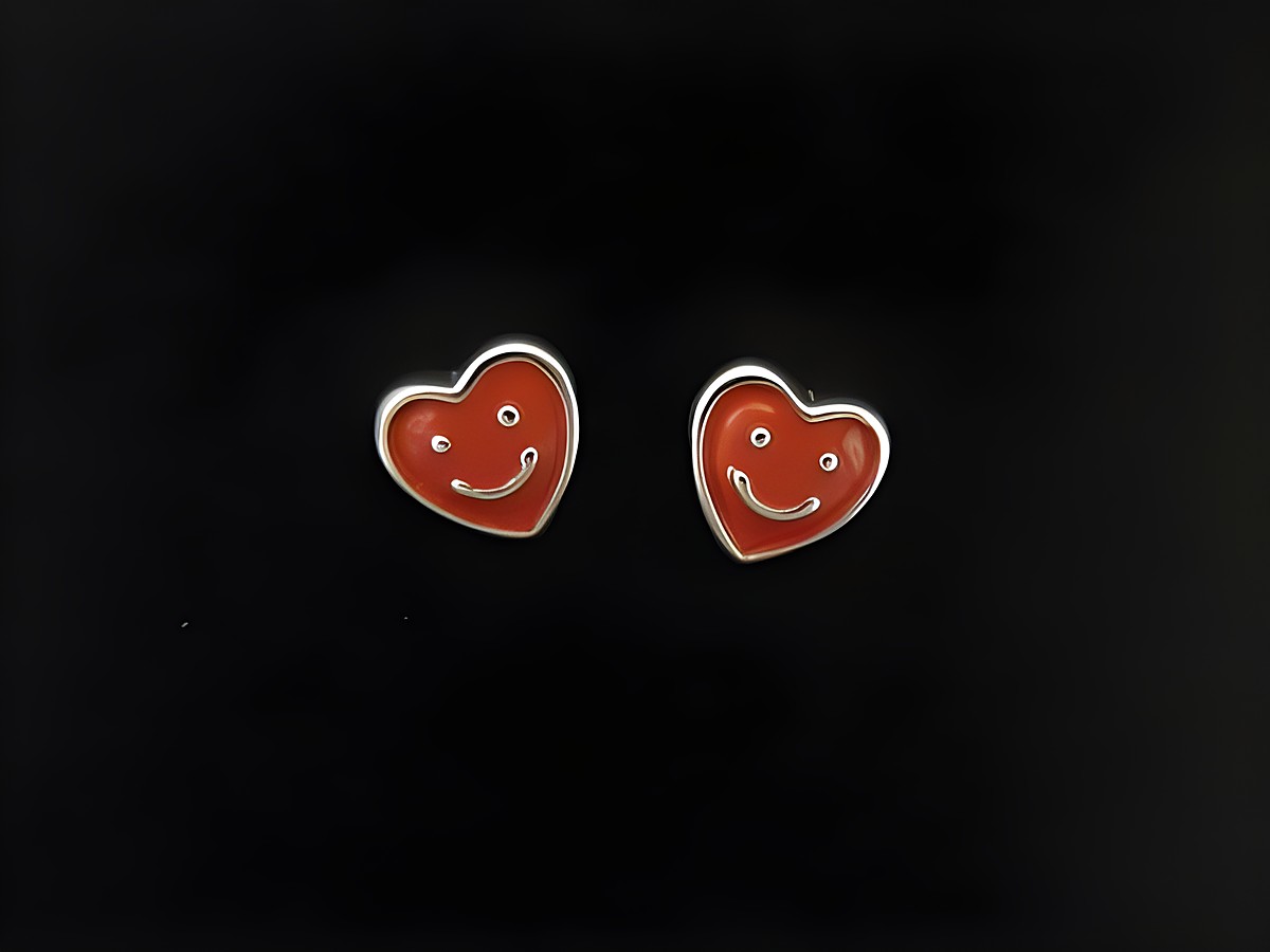 Silber Ohrstecker in Herzform, süß und poliert mit roter Emaille, Hersteller Juwelier Harnisch, ideal für Kinder. Perfekte Ergänzung für jedes Outfit.