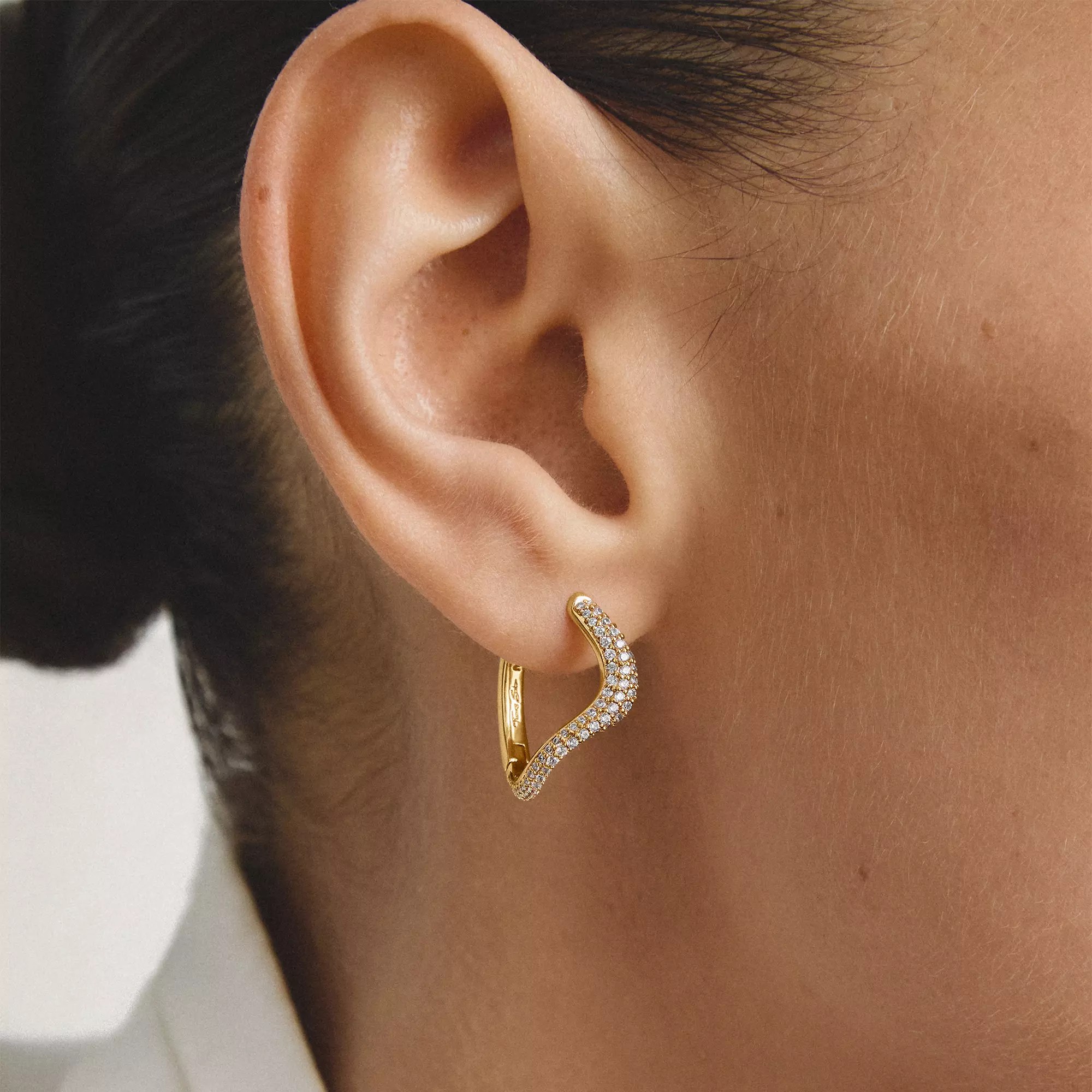 Thomas Sabo Creolen in Wellenform mit weißen Zirkonia – vergoldet – Ansicht 3