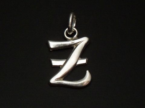 Buchstabe Z Anhänger aus poliertem Sterling Silber vom Hersteller Juwelier Harnisch, elegant und glänzend, geeignet als Schmuckstück für verschiedene Anlässe.