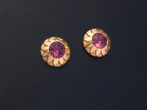 Lila facettiert goldene Ohrstecker von Juwelier Harnisch mit weiteren Steinen, elegantes Design, ideal für stilvolle Anlässe.