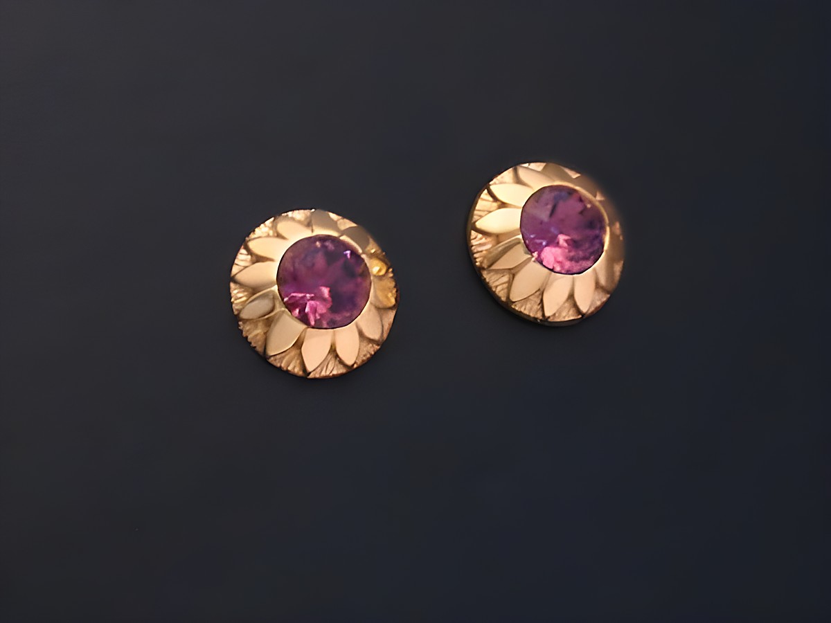 Lila facettiert goldene Ohrstecker von Juwelier Harnisch mit weiteren Steinen, elegantes Design, ideal für stilvolle Anlässe.