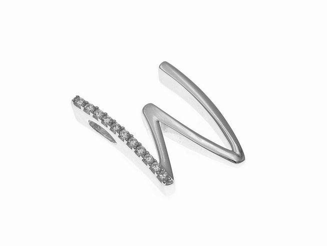 Anhänger aus hochwertigem poliertem Sterling Silber in Form des Buchstabens W, verziert mit funkelnden Zirkonia-Steinen, Hersteller Juwelier Harnisch.
