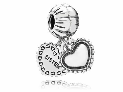 Charm-Anhänger von Pandora aus Sterling Silber mit zwei Herzen, eines graviert mit dem Wort "SISTER" und das andere in glänzendem Silber, Darstellung von Verbundenheit und Liebe.