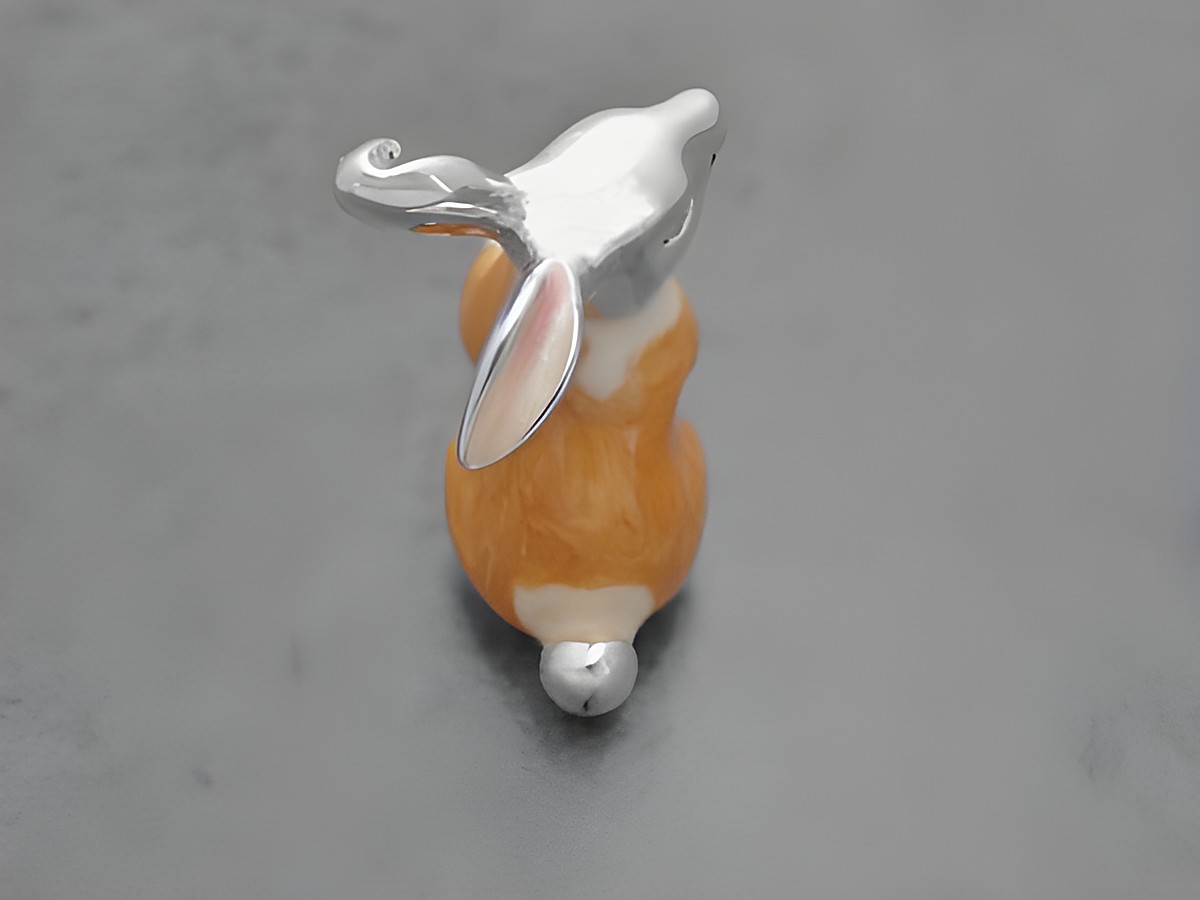 Hase aus Echtsilber, stehend, mit hellbraun-braun Emaille. Die Figur hat eine glänzende silberne Oberfläche und ist 34 mm groß. Hersteller: Juwelier Harnisch. – Ansicht 2