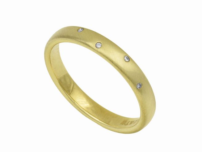 Gelbgold Ring dezent Gelbgold 585 mit Brillant 0,02 ct tw-si Größe 54 vom Hersteller Juwelier Harnisch bis Größe 54 17,2. Der Ring hat eine matte Oberfläche mit drei eingesetzten Diamanten.
