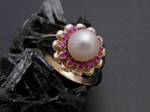 Gold Perlen Ring mit einer Blüte aus Zuchtperle und synthetischen Rubinen in Gold 333, Größe 54 mit einem Durchmesser von 6,8 mm, Hersteller Juwelier Harnisch.