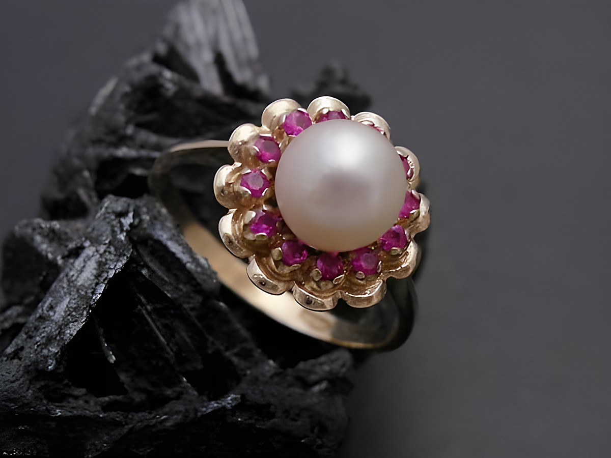 Gold Perlen Ring mit einer Blüte aus Zuchtperle und synthetischen Rubinen in Gold 333, Größe 54 mit einem Durchmesser von 6,8 mm, Hersteller Juwelier Harnisch.