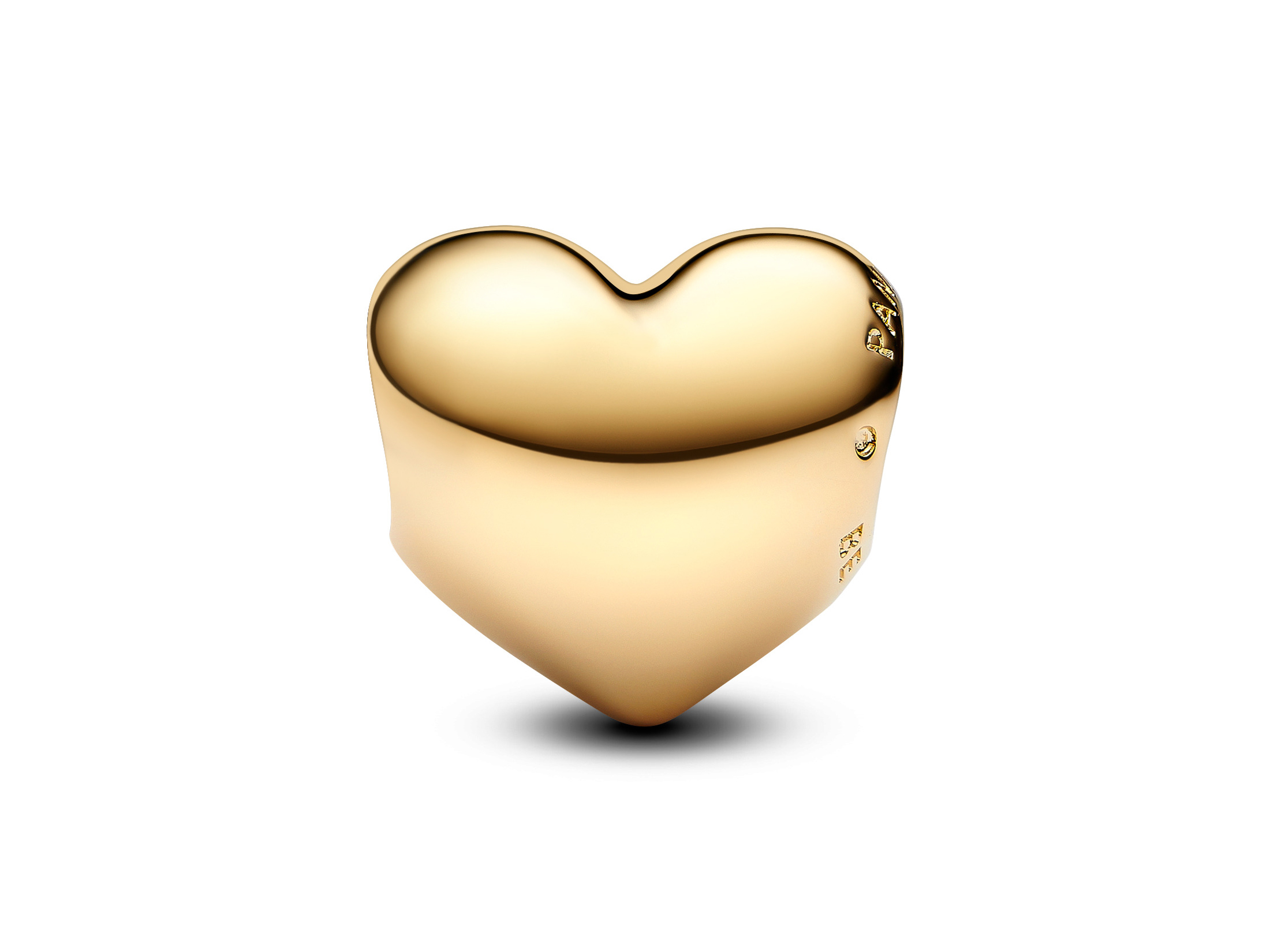 Herzförmiges Charm aus gelbgoldvergoldetem Material, 1 cm groß, inkl. beidseitiger Gravur "Be Love", von Pandora, elegant mit glatter Oberfläche und sanften Rundungen.