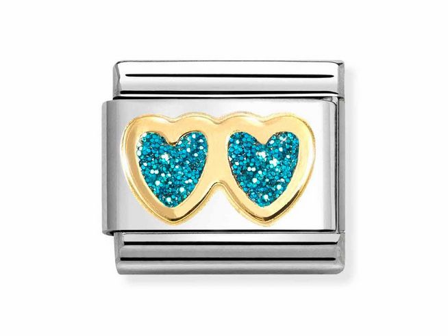 Doppeltes Herz aus Emaille in Hellblau mit glitzernder Oberfläche, umrandet von Gelbgold und platziert auf einem Edelstahl-Basis. Hersteller ist Nomination, Modellnummer 030220 12 Classic.