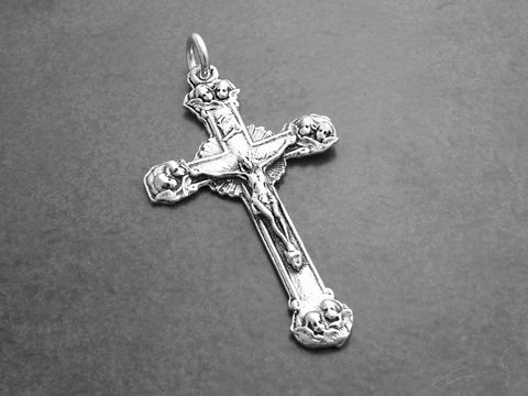 Kreuz mit Christus und Engelgesichtern aus Silber, Hersteller Juwelier Harnisch, detailliertes Muster auf dem Kreuz, elegant und religiös inspiriert, ideal als Anhänger.