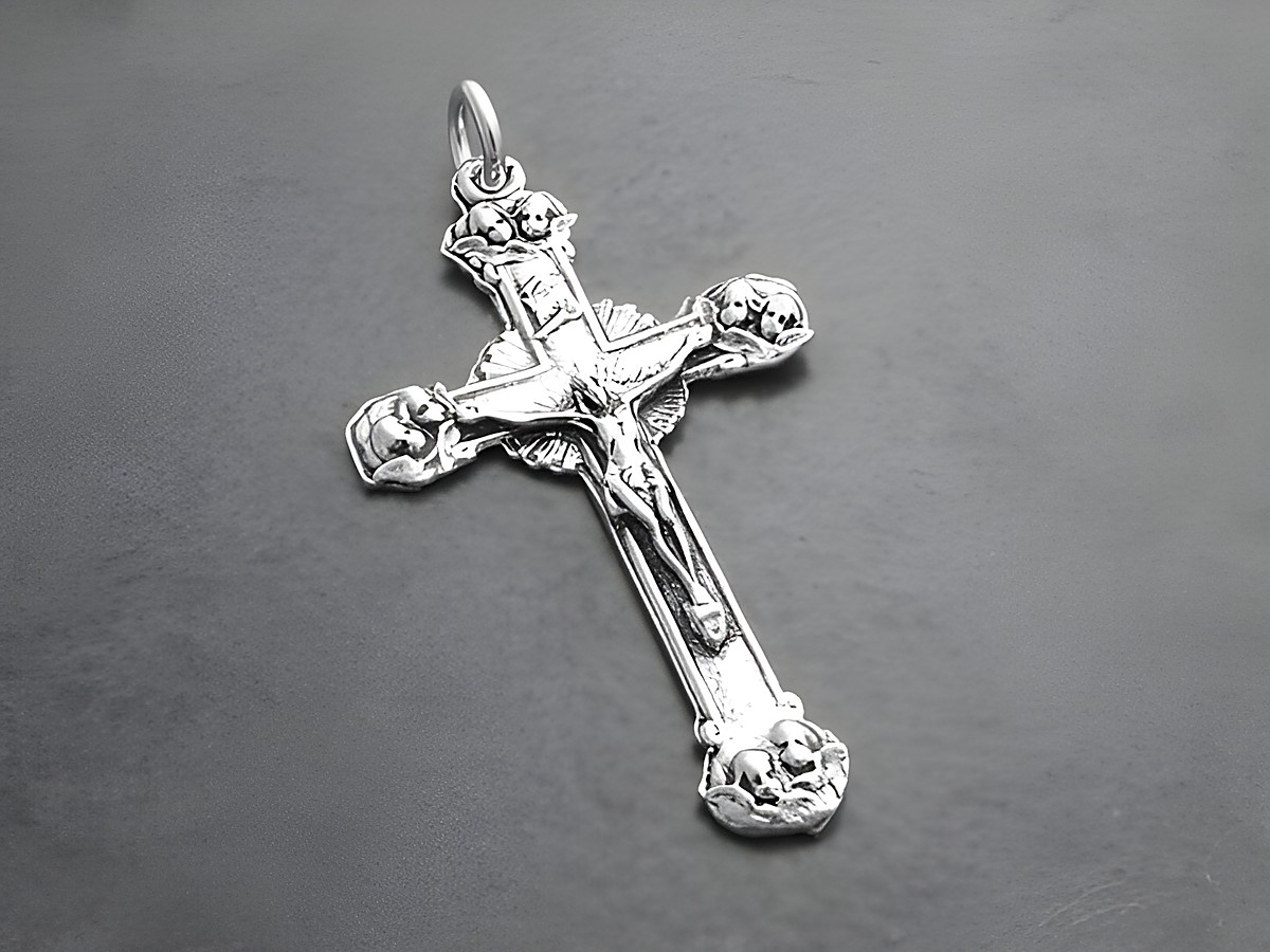Kreuz mit Christus und Engelgesichtern aus Silber, Hersteller Juwelier Harnisch, detailliertes Muster auf dem Kreuz, elegant und religiös inspiriert, ideal als Anhänger.