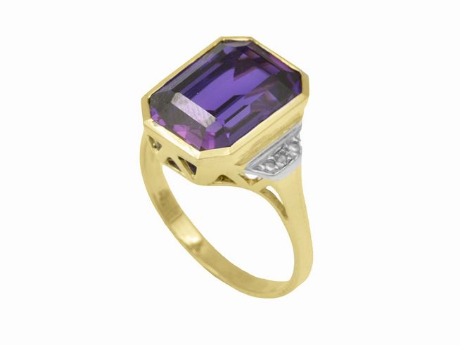 Gelbgold Ring in königlichem Design aus Gelbgold 585 mit einem echten Amethyst 0,02 ct und Diamanten, Größe 60, hergestellt von Juwelier Harnisch.