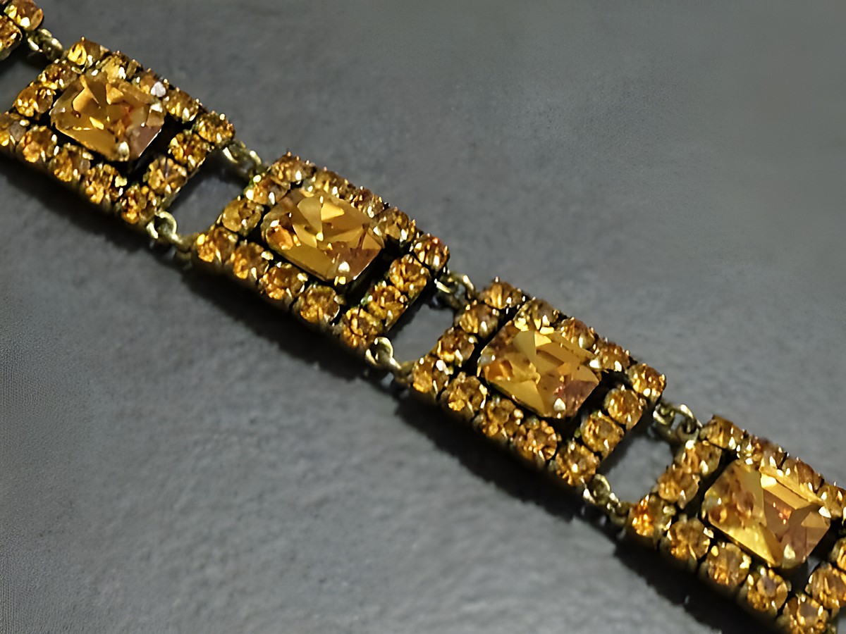 Strass Armband grazil in Orange, 19 cm goldfarben, Hersteller Juwelier Harnisch, dekoriert mit funkelnden Strasssteinen in quadratischer und herzförmiger Form, ideal für festliche Anlässe.