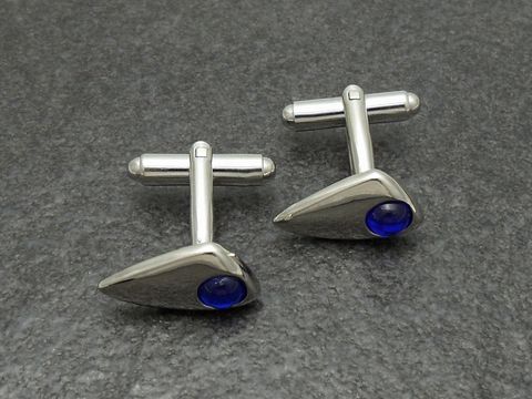 Designer Manschettenknöpfe in silberfarben mit marineblauen Akzenten, hergestellt von Juwelier Harnisch, elegant und modern für stilvolle Anlässe.