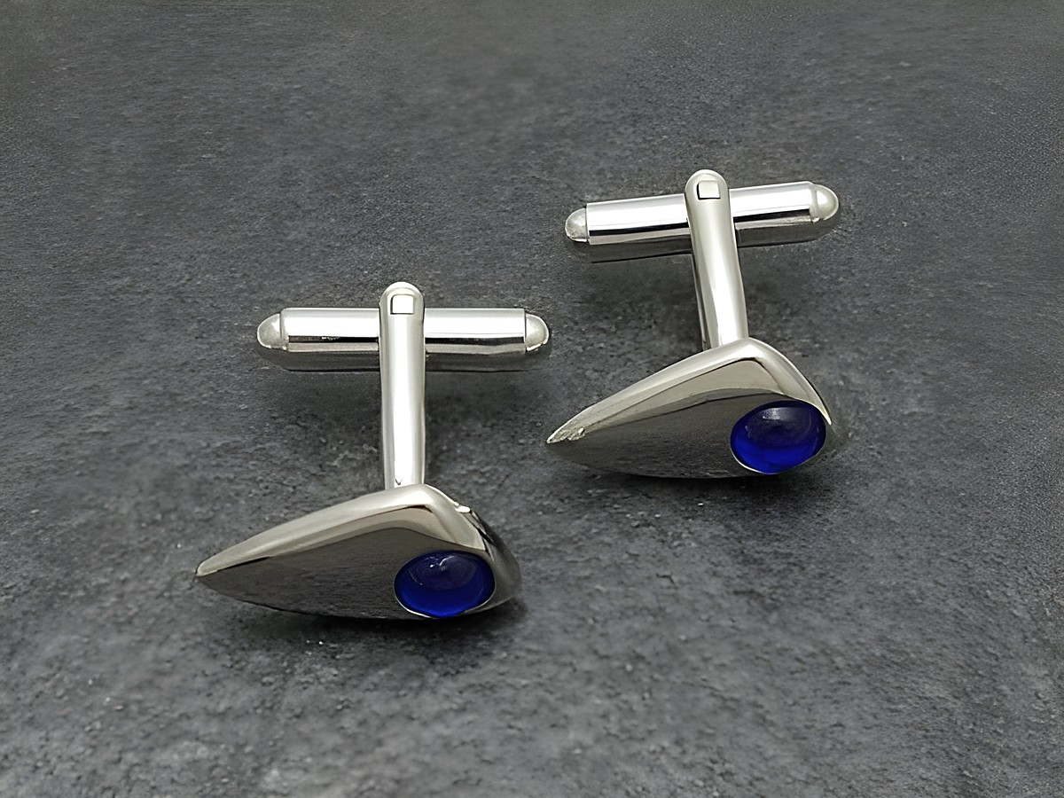 Designer Manschettenknöpfe in silberfarben mit marineblauen Akzenten, hergestellt von Juwelier Harnisch, elegant und modern für stilvolle Anlässe.