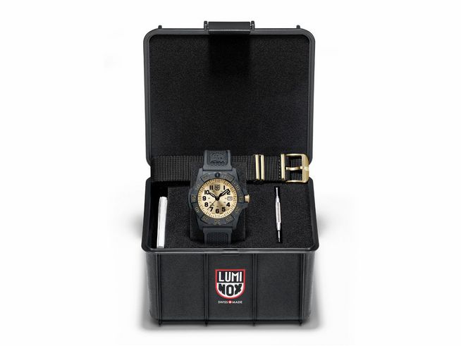 Die Luminox XS.3505.GP.SET NAVY SEAL 3500 SERIES Uhr ist in einem schwarzen Gehäuse mit goldenen Akzenten präsentiert, zusammen mit einemwechselbaren Armband und Zubehör.